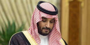 Mohammed bin Salman guckt nach unten