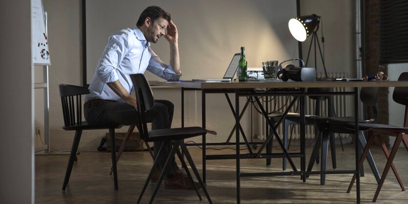 Ein Mann sitz an einem Schreibtisch