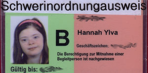 Hannahs Schwerinordnung-Ausweis mit einem Bild von ihr