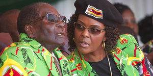 Robert und Grace Mugabe sitzen nebeneinander