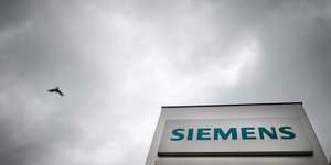 Das Siemens-Logo vor grauem Himmel