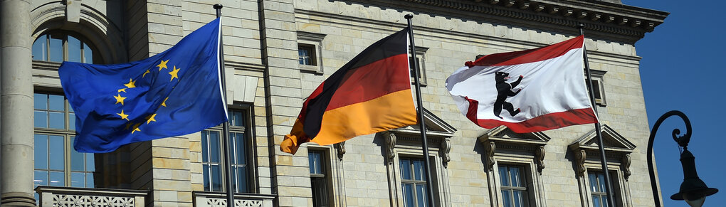 Wahl in Berlin: Flaggen vor dem Berliner Abgeordnetenhaus