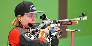 Eine Frau hält ein Sportgewehr