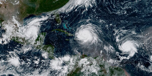 Drei Wirbelstürme erkennbar auf einem Satellitenbild vom Golf von Mexiko