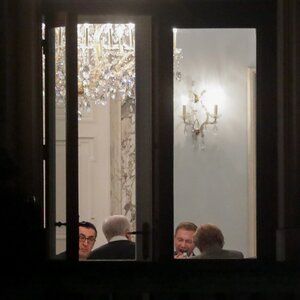 Menschen sind durch ein Fenster sichtbar Menschen sind durch ein Fenster sichtbar