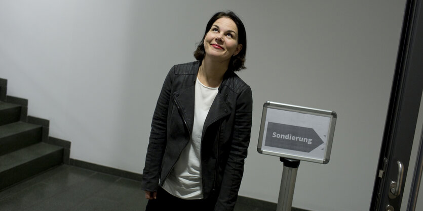 Annalena Baerbock steht in einem Treppenhaus