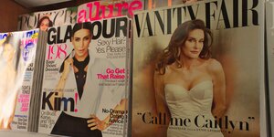 Vanity Fair im Zeitschriftenregal, mit Caitlyn-Jenner-Cover