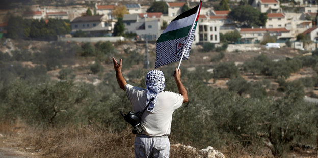 Protest mit palästinensischer Fahne im Westjordanland