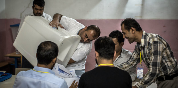 Sechs Männer zählen die Stimmen des kurdischen Referendums