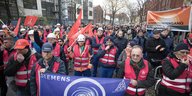Siemens Mitarbeiter demonstrieren mit Transparenten