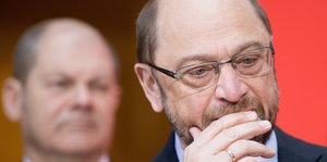 Martin Schulz grübelnd mit einer Hand vor dem Mund