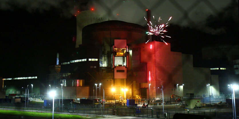 Auf einem Kernkraftwerk explodiert ein Feuerwerk