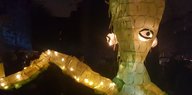 Eine Laterne in Form einer Krake leuchtet in der Nacht