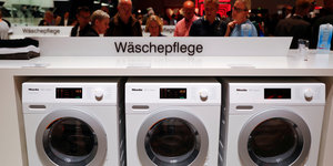 Waschmaschinen auf einer Messe in Berlin 2017