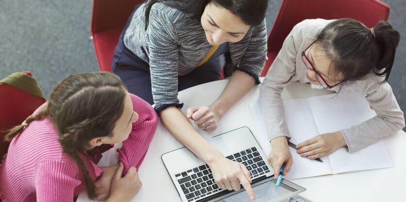 Schülerinnen am Laptop, im Gespräch