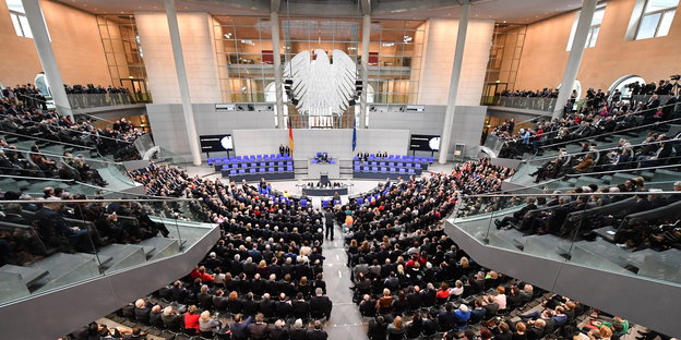 Blick in den voll besetzten Plenaarssal des Bundestages