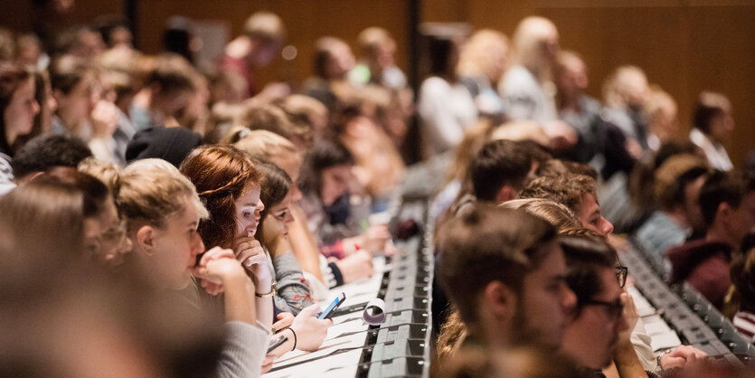 Studenten sitzen in einem Hörsaal