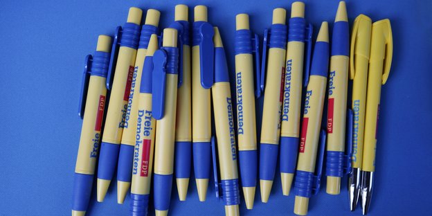 Kugelschreiber von der FDP liegen in einer Reihe nebeneinander