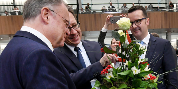 Stefan Birkner gibt Stephan Weil Blumen