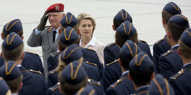 Bundesverteidigungsministerin Ursula von der Leyen steht vor Bundeswehrsoldaten