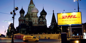 Ein Werbeplakat am Roten Platz in Moskau