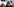 Frauen halten Schilder hoch, auf denen ein Uterus abgebildet ist, der symbolisch mit einem seiner Eileiter den Stinkefinger zeigt