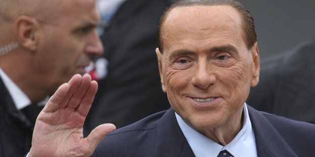 Italiens Ex-Regierungschef Silvio Berlusconi winkt mit der rechten Hand