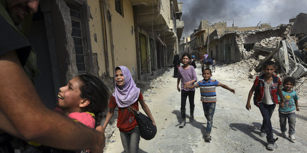 Kinder in einer zerstörten Stadt im Irak