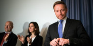Christian Lindner bekommt Applaus bei einer Sitzung des FDP-Bundesvorstands und guckt peinlich berührt