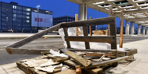 Eine Holzpalette auf dem Gelände des Hauptstadtflughafens BER