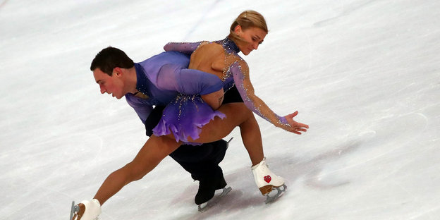 Ein Eiskunstlaufpaar bei einer Pirouette