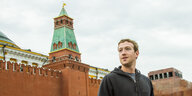 ein Mann vor einer roten Mauer, dahinter ein roter Turm - es ist Marc Zuckerberg in Moskau
