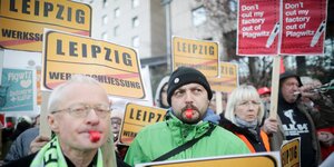 Siemens-Mitarbeiter in Leipzig protestieren gegen die Schließung ihres Werkes in Leipzig