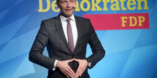 Christian Lindner formt mit seinen Händen eine Raute