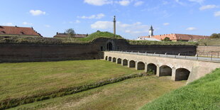 Eine Brücke über einen Festungsgraben