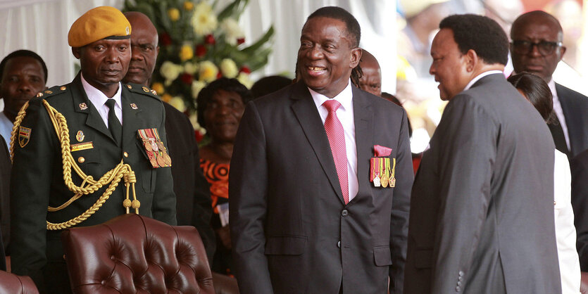 Einige Männer, darunter Emmerson Mnangagwa