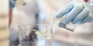 Labormitarbeiter untersucht Proben von Trinkwasser