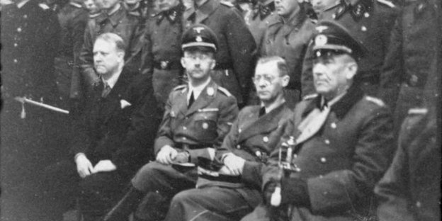 Schwarz-Weiß Foto von sitzenden Nazis