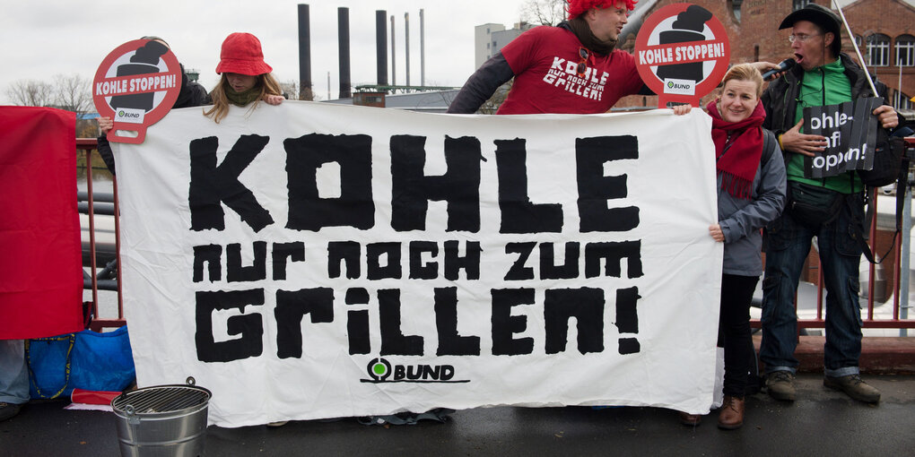 Demonstranten halten ein Schild auf dem steht „Kohle nur noch zum Grillen"