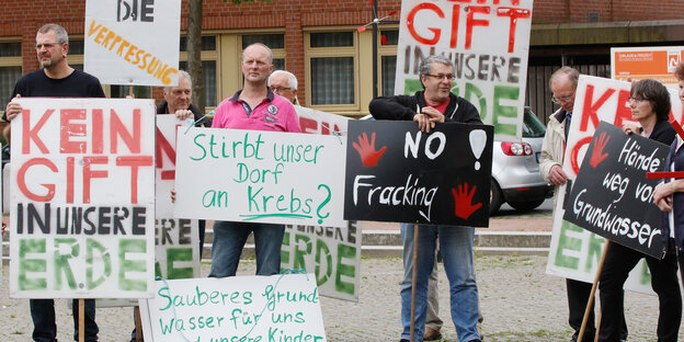 Rotenburger protestieren mit Schildern gegen Fracking