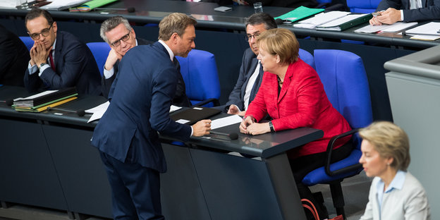 FDP-Politiker Christian Lindner spricht im Deutschen Bundestag mit Merkel