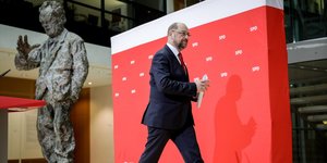 Martin Schulz verlässt das Podium im Willy-Brandt-Haus