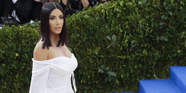 Kim Kardashian auf dem Blauen Teppich