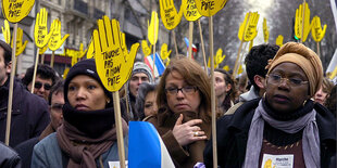 Frauen unterschiedlicher Hautfarben protestieren gegen Rassismus und Antisemitismus