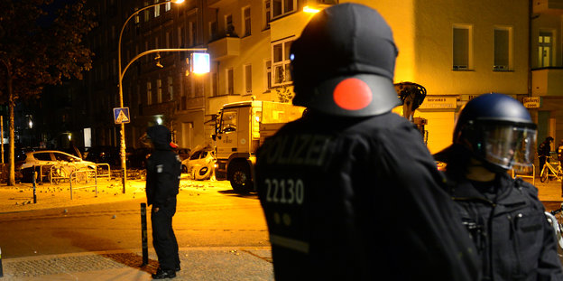 Behelmte Polizisten in der Rigaer Straße