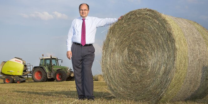 Porträt Christian Schmidt mit einem Strohballen