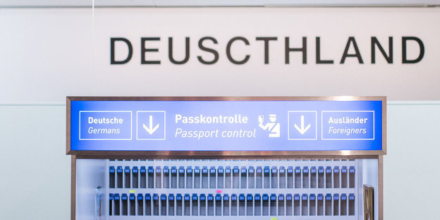 Über einem Passkontroll-Schalter steht das falsch geschriebene Wort "Deuscthland"