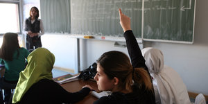Ein Mädchen meldet sich im Türkisch-Unterricht.