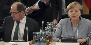Christian Schmidt und Angela Merkel sitzen an einem Tisch