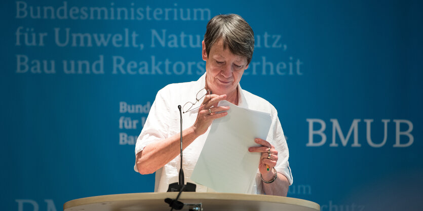 Barbara Hendricks auf einer Presskonferenz, sie kramt in ihren Unterlagen